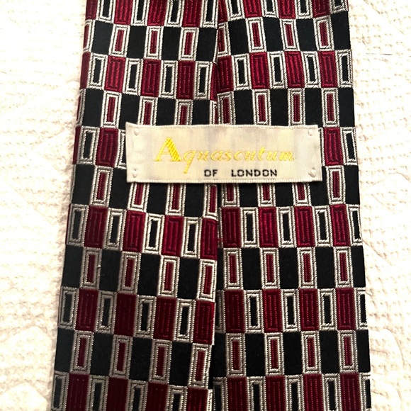 Vtg Aquascutum Of London England Tie In Burgundy And Dark Blue 100% Silk - Picture 3 of 7